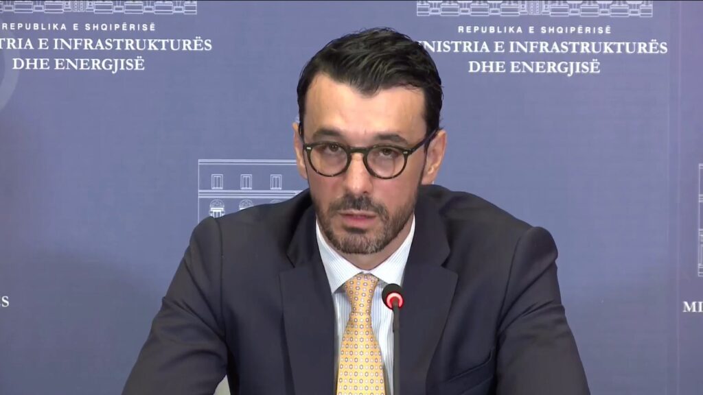 Konflikti për aeroportin e Vlorës, qeveria paralajmëron ndërhyrje dhe penalitete